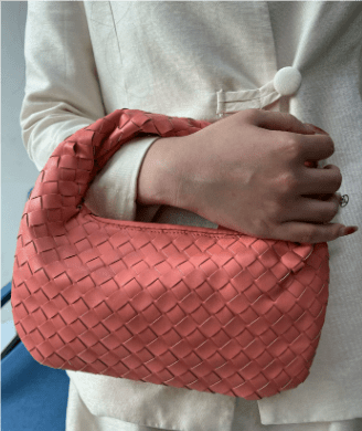 Helmine | Stilvolle Hobo Tasche Schwarz aus Leder-4