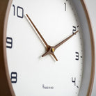 Moderne Wanduhr aus Holz - Stilvoller Hingucker 3