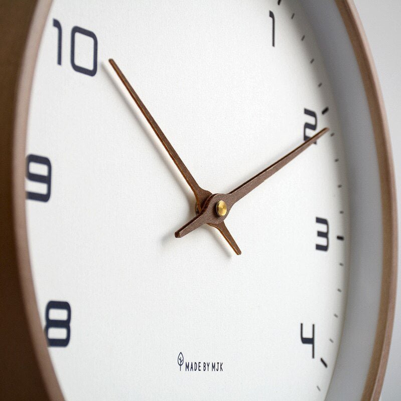 Moderne Wanduhr aus Holz - Stilvoller Hingucker 3